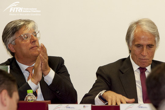 Il presidente FITri Luigi Bianchi al tavolo con il presidente del CONI Gianni Malagò