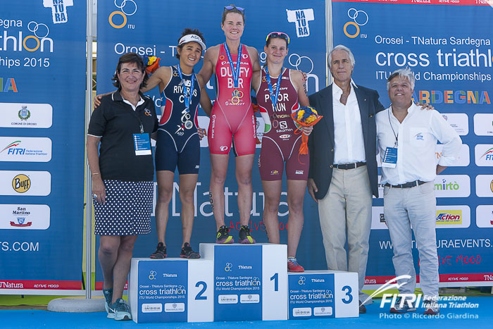 Il podio Mondiale femminile di Triathlon Cross, con il Presidente del CONI Giovanni Malagò, la Presidente ITU Marisol Casado ed il Presidente della FITri Luigi Bianchi.