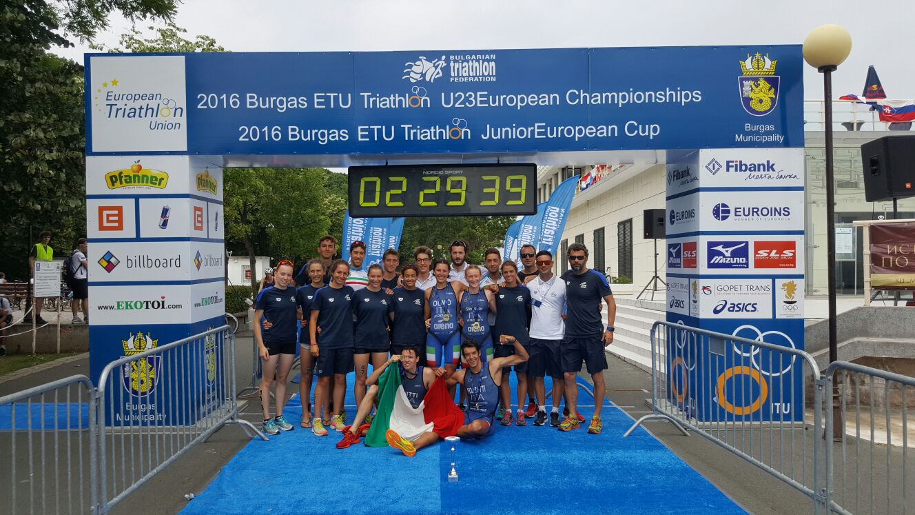 foto di gruppo sotto il portale di arrivo burgas2016