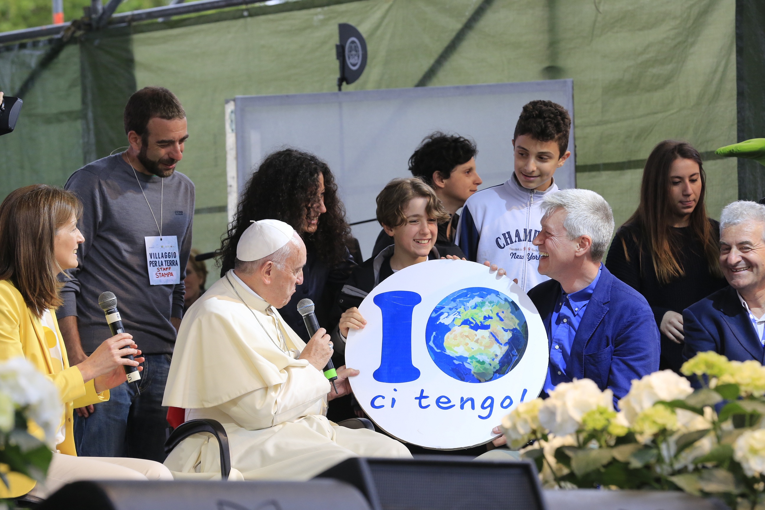 FOTO B Papa Francesco al Villaggio 2016 con Pierluigi Sassi