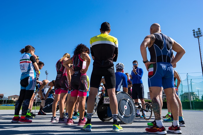 paratri raduno sesto calende foto gruppo