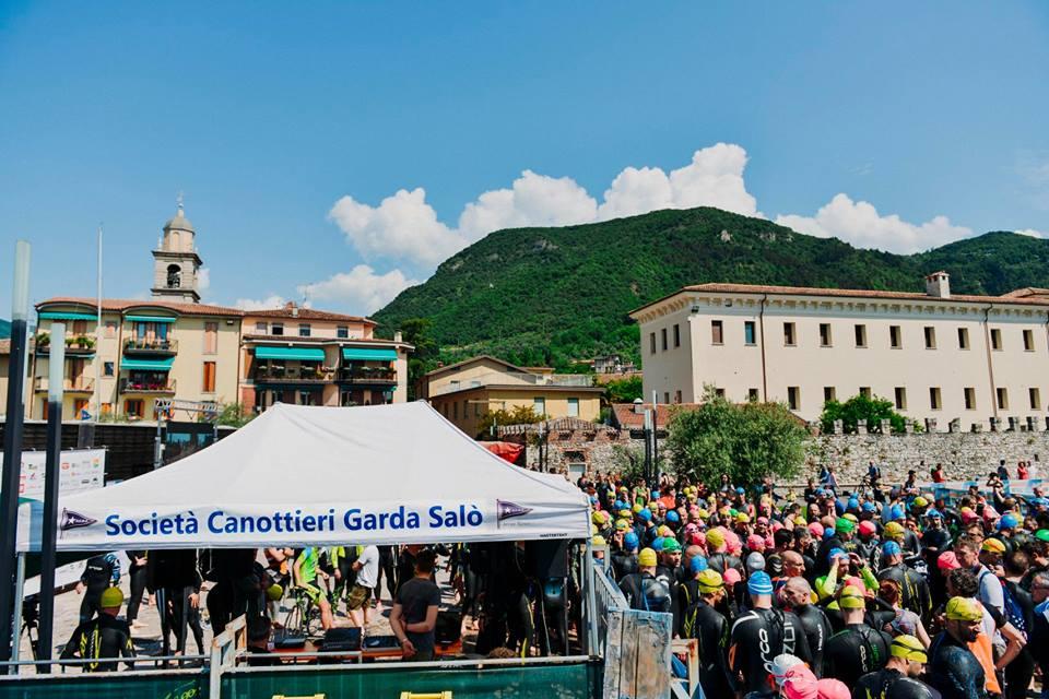 images/2019/gare/Triathlon_Salò/medium/Piazza_Serenissima_gremita_di_atleti_prima_della_partenza.jpg