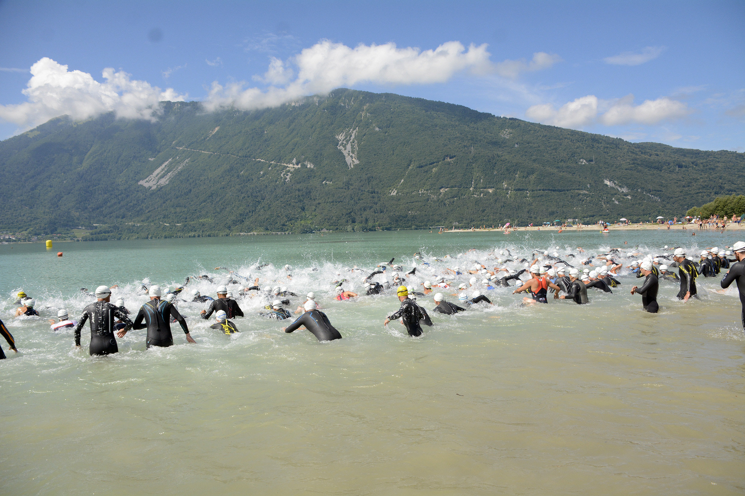 Alpago Triathlon da record: oltre 900 atleti-gara nel weekend sul lago di Santa Croce