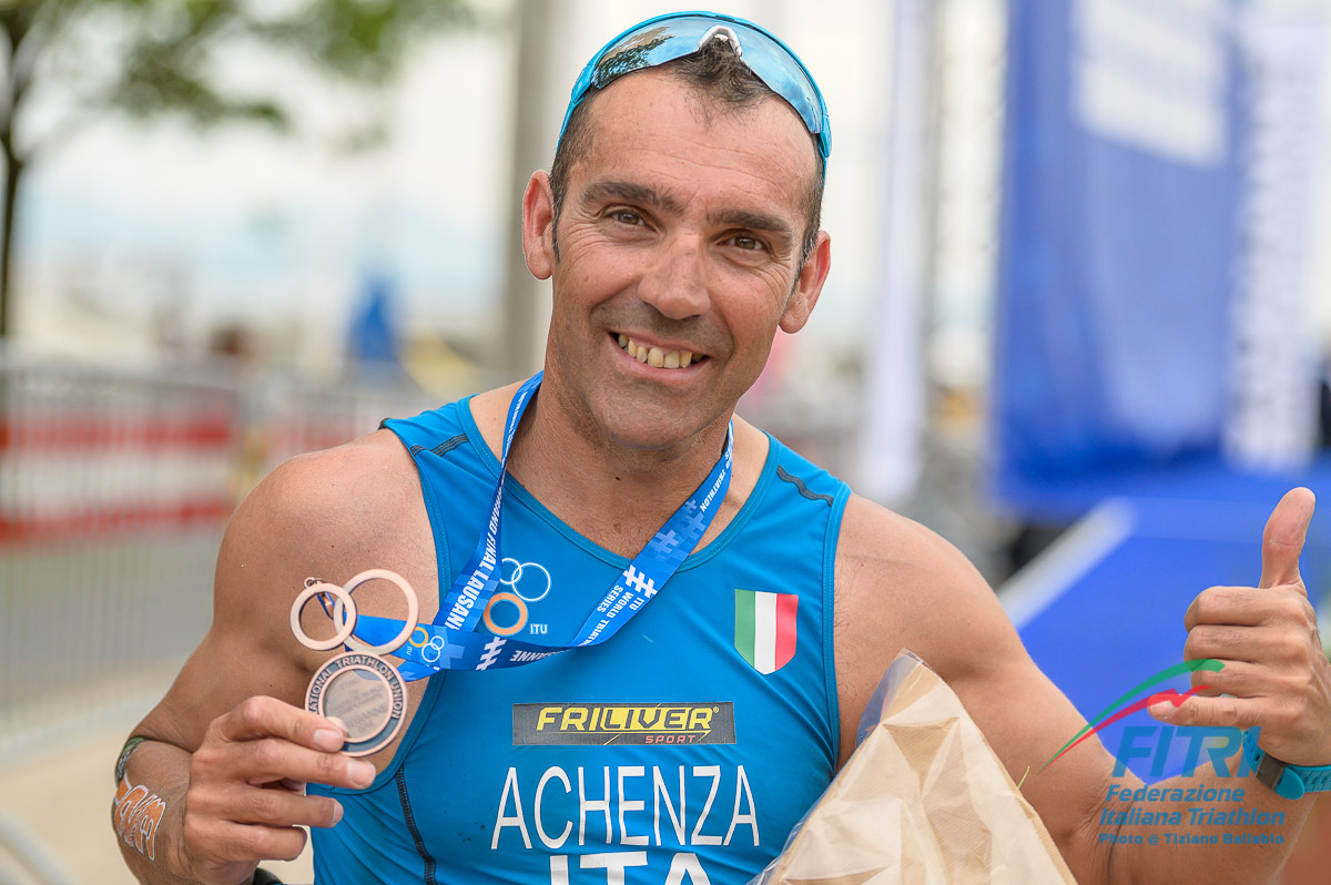 Achenza bronzo iridato a Losanna: l'azzurro sul podio ai Mondiali di Paratriathlon