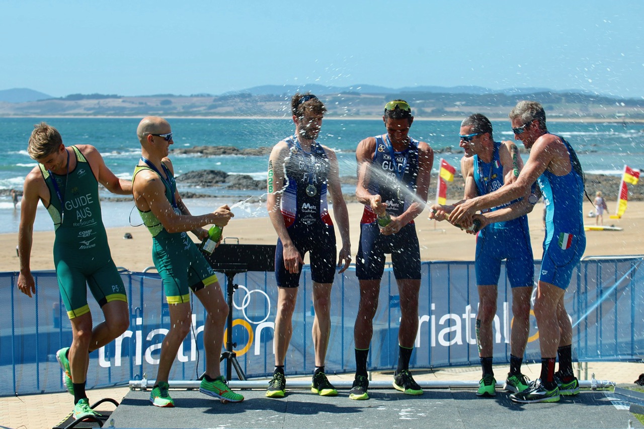 Federico Sicura sul podio alla Paratriathlon World Cup di Devonport. Cuccuru quarta