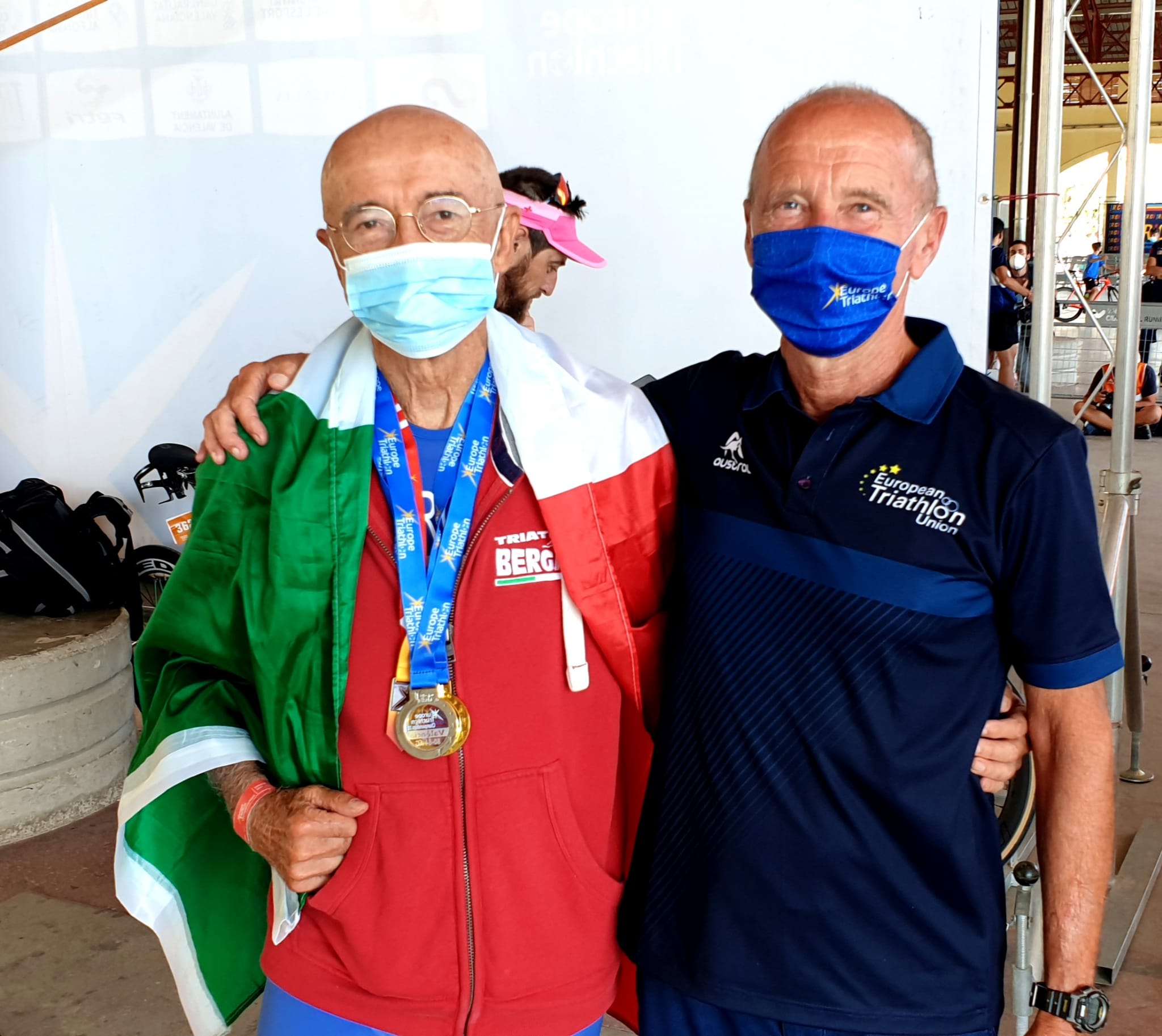 Gherardo Mercati con l'oro e l'argento conquistati agli Europei di Triathlon 2021 di Valencia, insieme al Presidente Europe Triathlon Renato Bertrandi