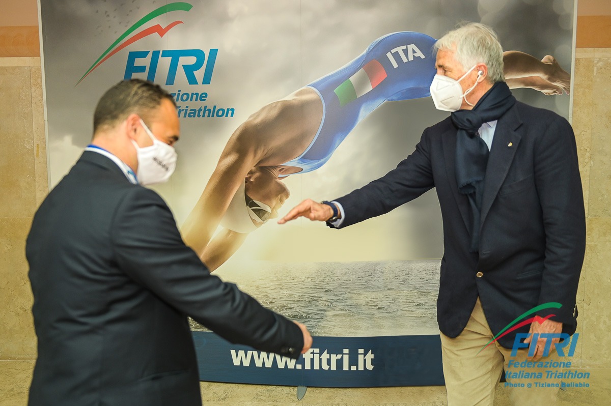 Il presidente del CONI Giovanni Malagò celebra il successo italiano ai Mondiali di Winter Triathlon