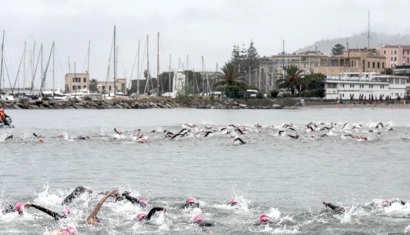 images/2021/Gare_ITALIA/Tricolori_Crono_Giovani_SANREMO/medium/partenza_triathlon_sanremo.jpg