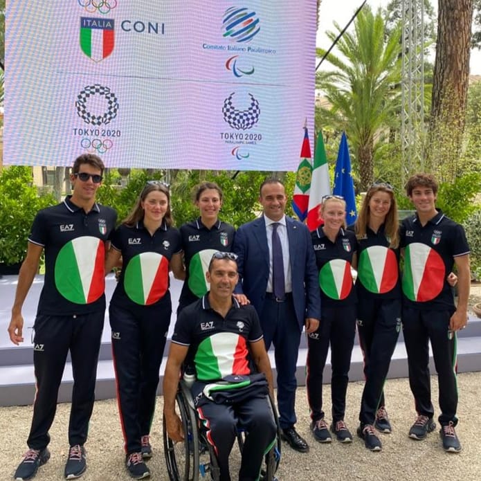 presentazione delegazione bandiera gruppo triatlhon