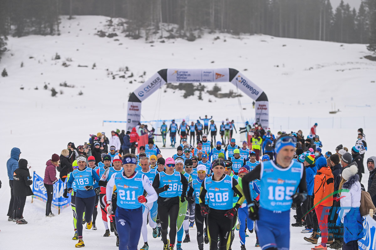 Valanga azzurra del Team Italia Age Group agli Europei di Winter di categoria 