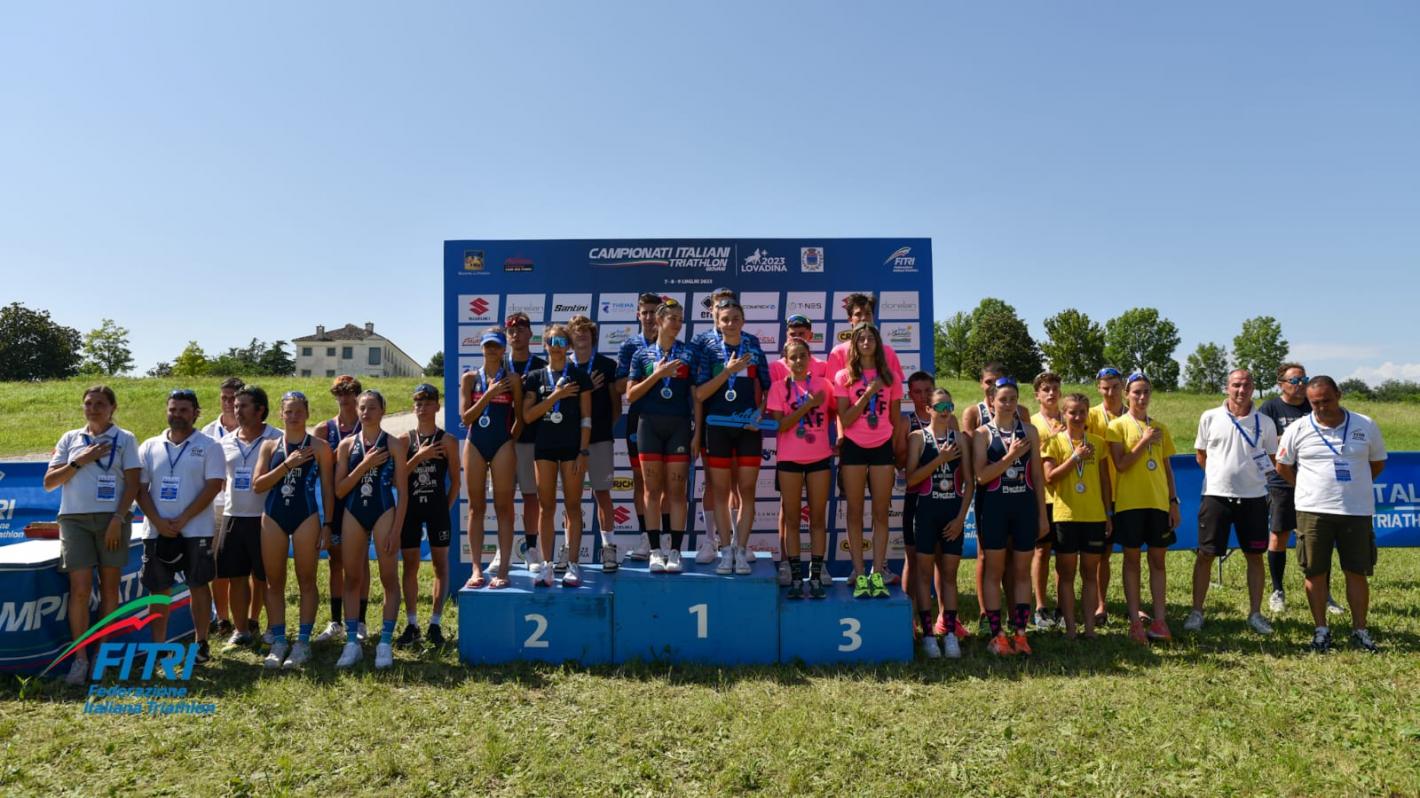 images/2023/Gare_Italia/Tricolori_TriathlonGiovani_Lovadina/giorno_2/medium/premiazioni_junior_mixed_lovadina23.jpeg