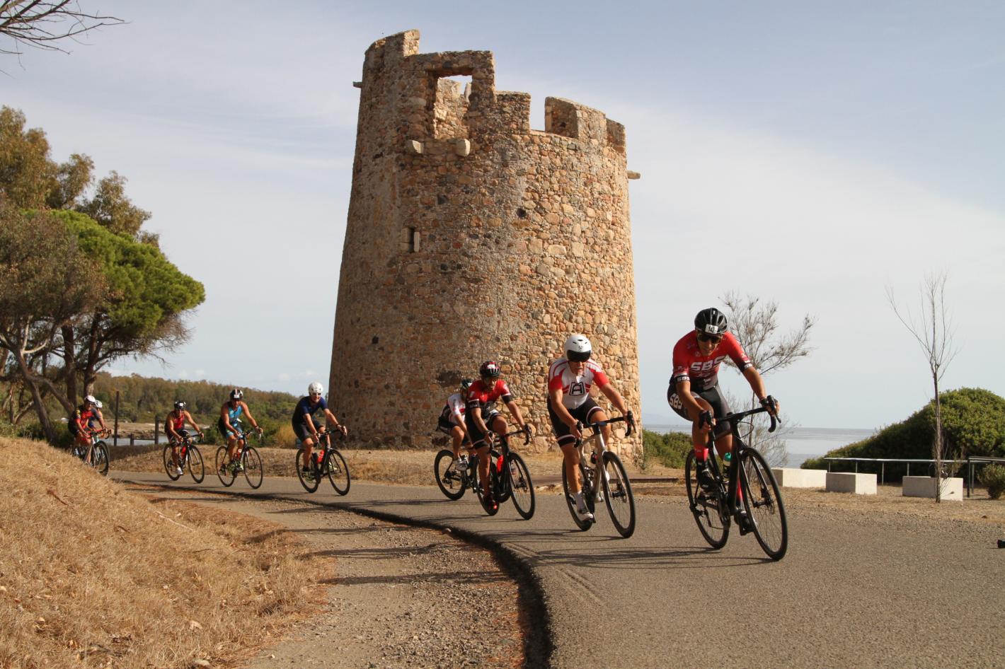 Tutto pronto per il Forte Village Triathlon 2024 una grande festa dello sport con le gare Olimpico, Super Sprint e Duathlon Kids