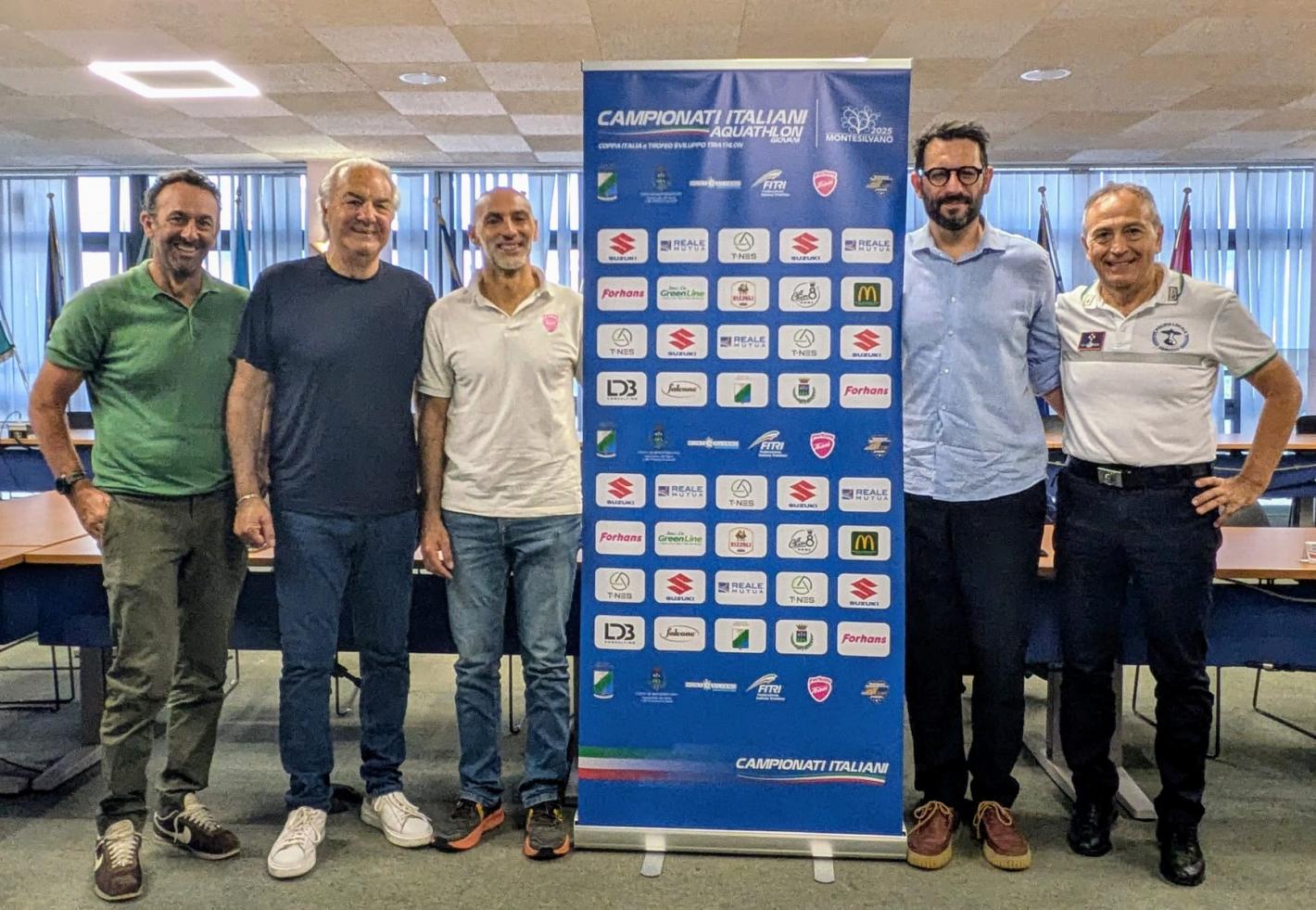 images/2025/Gare_Italia/TRICOLORI_/Tricolori_Aquathlon_Giovani/medium/Foto_gruppo_Triathlon_Sala_Consiliare.jpg