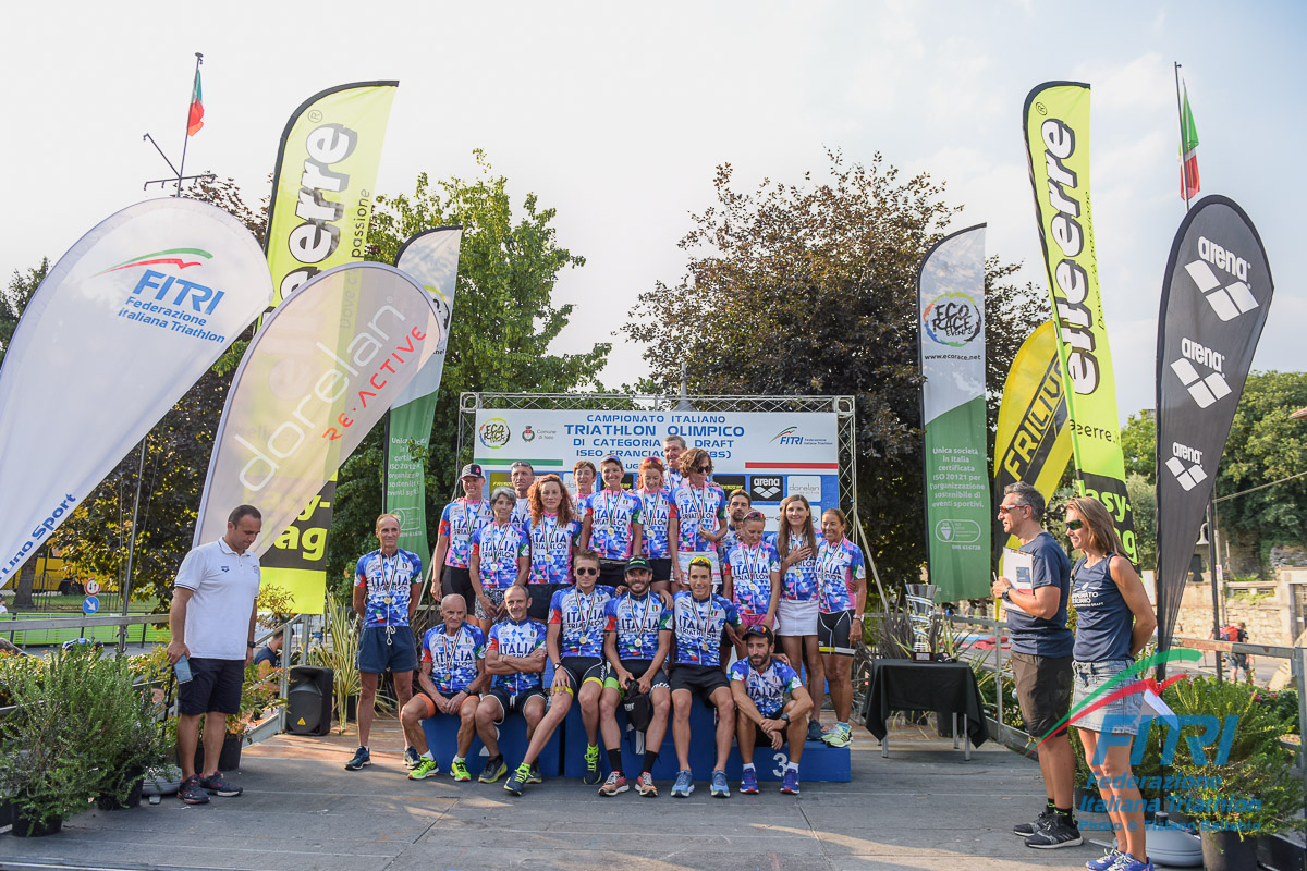 La “marea” del Triathlon Olimpico Age Group sul lago d’Iseo.  Tutti i campioni di categoria