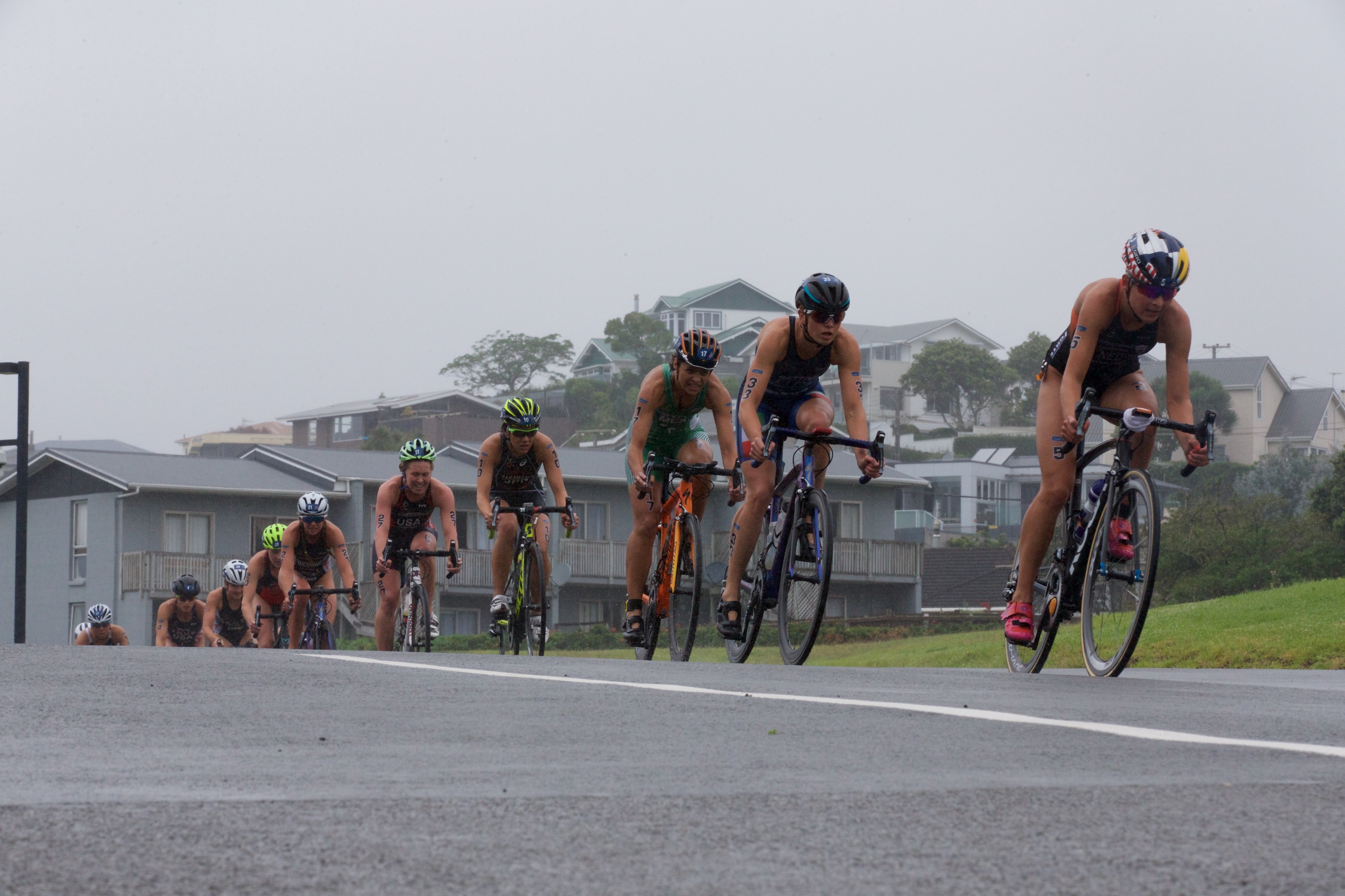 Richard Murray (RSA) e Katie Zaferes (USA) festeggiano a New Plymouth (NZL). Bene Alice Betto, quattordicesima nella sprint di Coppa del Mondo