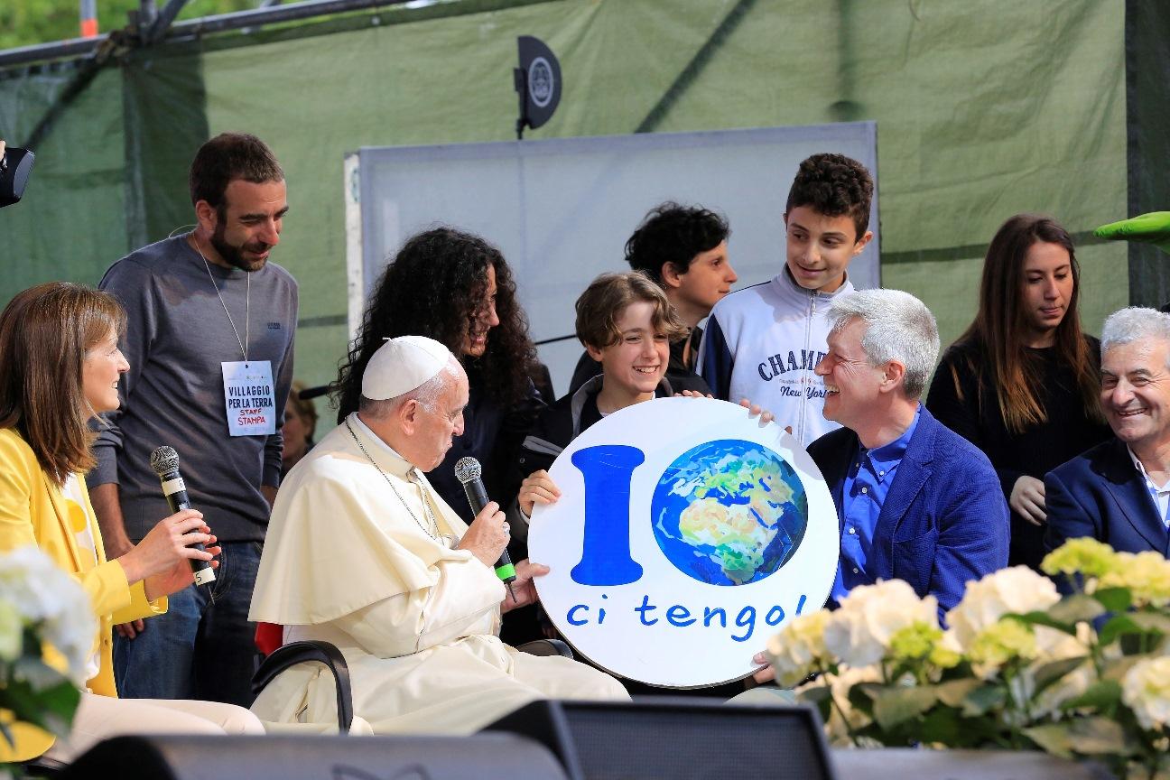 images/lazio/banners/medium/FOTO_B_Papa_Francesco_al_Villaggio_2016_con_Pierluigi_Sassi.jpg