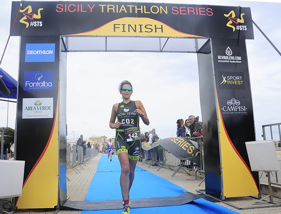 SICILY TRIATHLON SERIES: L’AUGUSTANO ENNIO SALERNO VINCE A MARZAMEMI. LA CATANESE CRISTINA VENTURA SI AGGIUDICA LA TAPPA